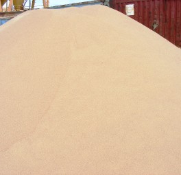 תקריב של חומר גרגירי בהיר היוצר משטח חלק